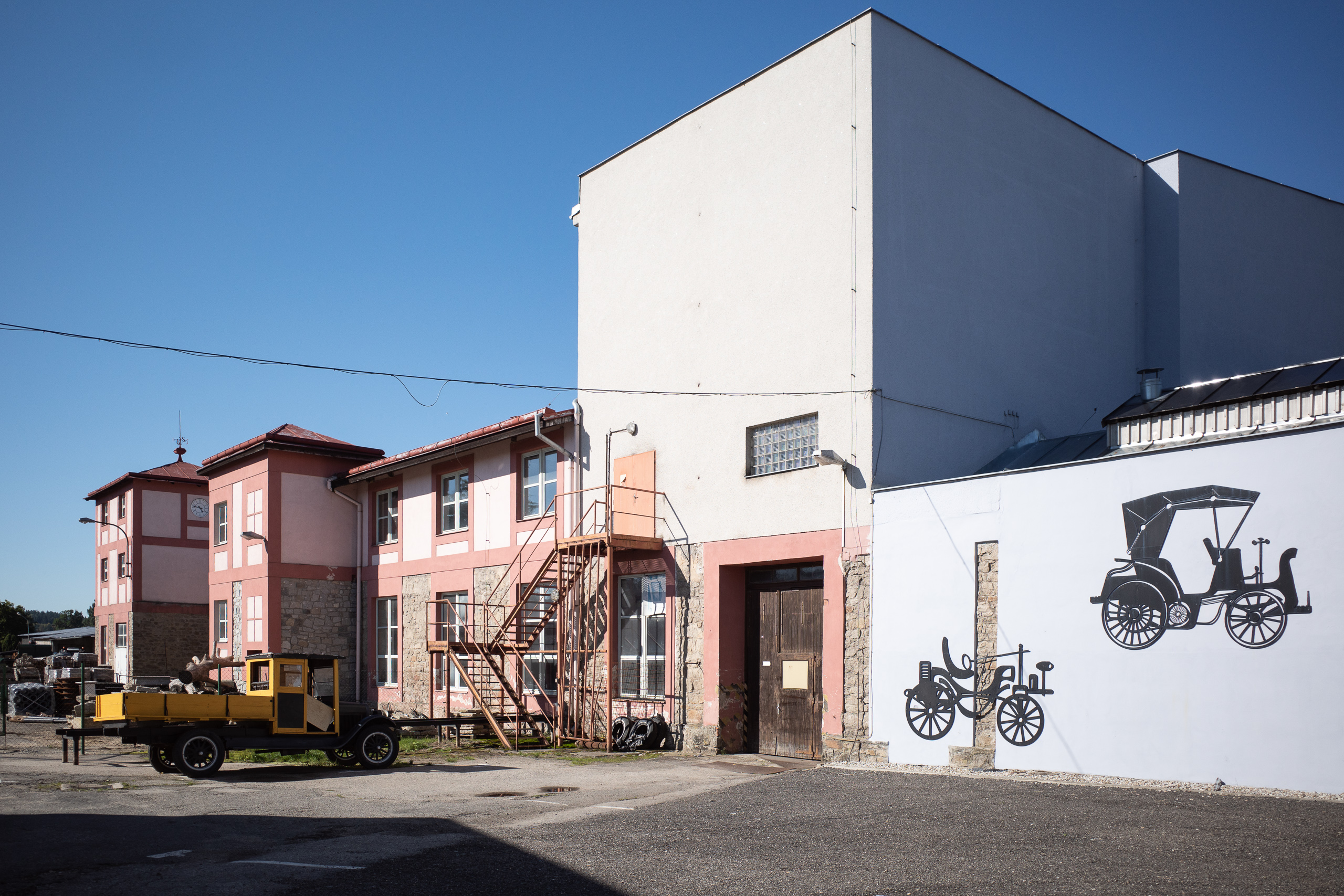 Das Oldtimer-Museum am Ortsausgang – Kutschen-Silhouetten an der Wand